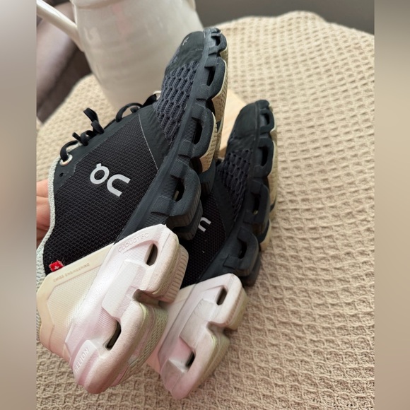 On Running Dual-Tone Athletic Shoes - Picture 8 of 10